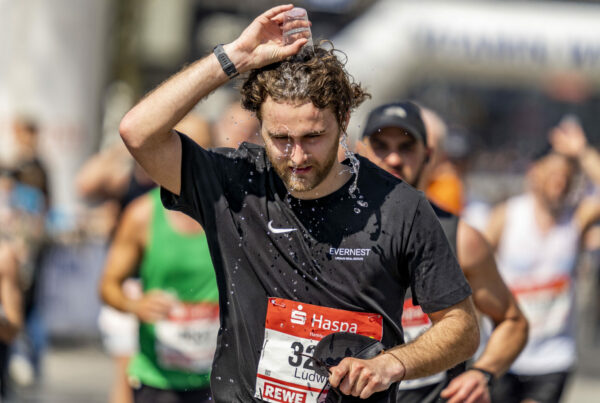 Cool-Down: Ein Mann kippt Wasser über seinen Kopf