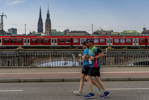 Dauerlauf: Zwei Läufer laufen auf Straße