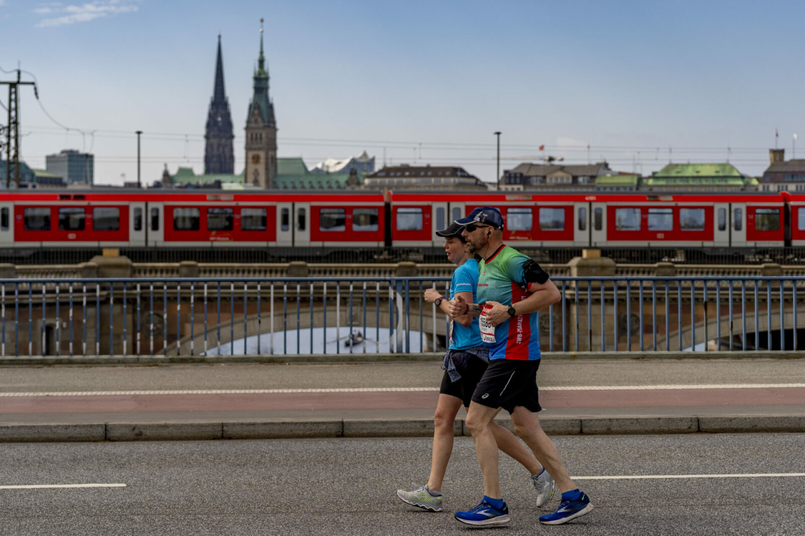 Dauerlauf: Zwei Läufer laufen auf Straße