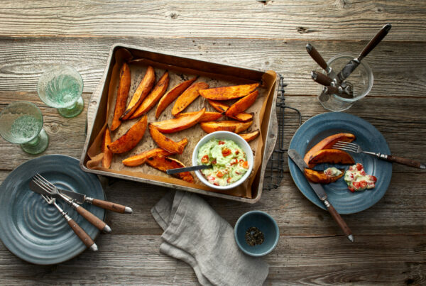 Süßkartoffel-Ecken mit Avocado-Dip