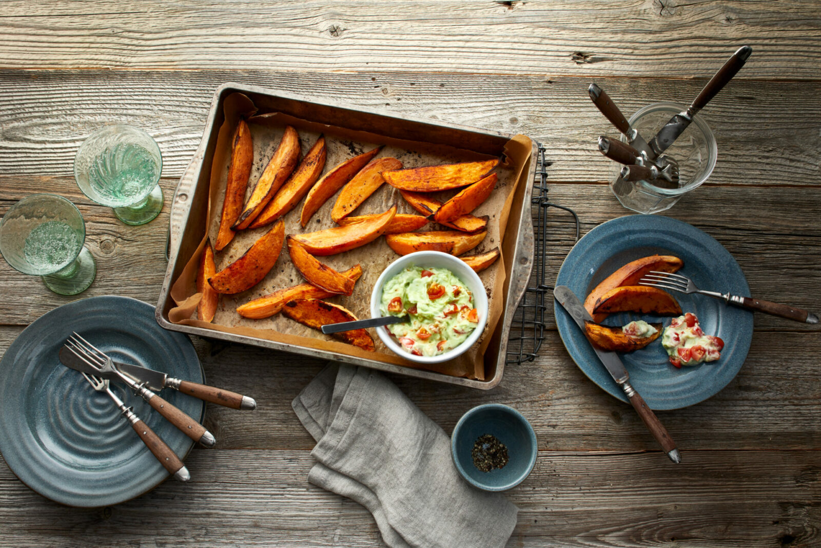 Süßkartoffel-Ecken mit Avocado-Dip