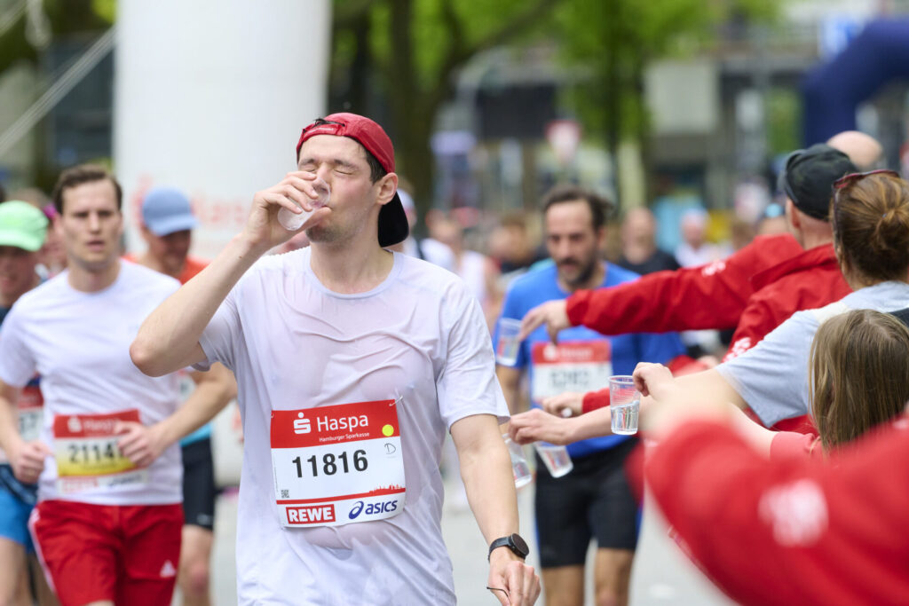 Trinken: Läufer trinkt beim Marathon